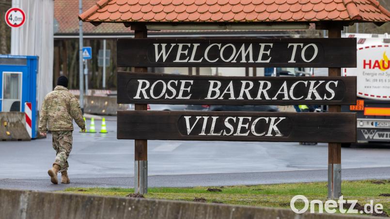 &quot;„Welcome to Rose Barracks Vilseck“&quot; steht am Eingang zum Truppenübungsplatz. Hier wird seit Montag vor dem Militärgericht der Fall eines toten Babys verhandelt. Symbolbild: Armin Weigel/dpa