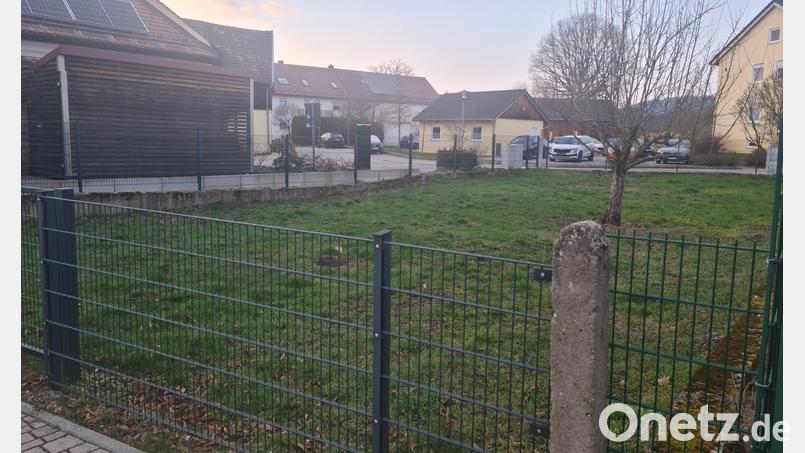 Neben dem Dorfladen soll eine Radlerrast mit Durchgang entstehen. Bild: sne