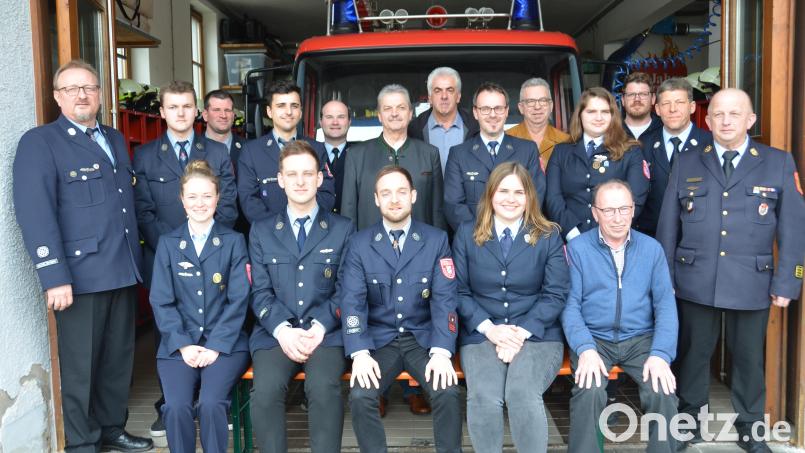 Richard Seegerer (vorne, Mitte) ist der neue Vorsitzende der Feuerwehr Böhmischbruck. Neuer Stellvertreter wurde Vincent Steger (vorne, Zweiter von links) und neue zweite Kassiererin Evi Feneis (vorne, Zweite von rechts). Ehrenkreisjugendwart Josef Winklmann (vorne, rechts) wurde für 60 Jahre Treue zur Wehr ausgezeichnet. Nach 14 Jahren als Vorsitzender gab Reinhard Wiesent (links) die Führung ab. Bild: dob