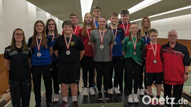Bezirksjugendsprecherin Jasmin Plößel (links) ehrte zusammen mit Bezirksjugendwartin Margit Reithner (rechts) die Sieger der einzelnen Altersklassen, darunter auch Leon Plößel (Vierter von links), Oliver Hampl (Fünfter von links) und Marie Knauer (Achter von links), die alle für den Kegel-Spielkreis Amberg an den Start gingen. Bild: ruw