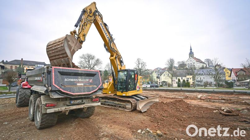Es tut sich was auf dem Gelände des früheren Einkaufszentrums in der Arzberger Innenstadt. Zurzeit sind Mitarbeiter der Firma Kassecker dabei, das Areal für die Arbeiten zum ersten Bauabschnitt des neuen Stadtviertels „MIA“ („Mitten im Herzen Arzbergs“) vorzubereiten. Bild: Florian Miedl/fph