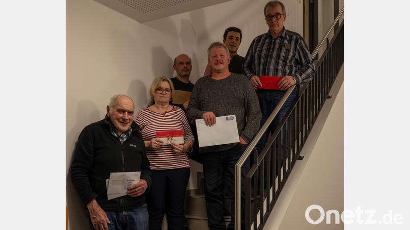 Gabi Messer (Zweite von links) geht als Siegerin des Ministrantenpreisschafkopfs hervor. Oberministrant Markus Weig (Zweiter von rechts) freut sich über den großen Zuspruch der Kartler. Willi Greber aus Pleystein (Dritter von rechts) darf nach Berlin reisen und Andreas Ach aus Etzgersrieth (rechts) nimmt 100 Euro mit nach Hause. Bild: dob