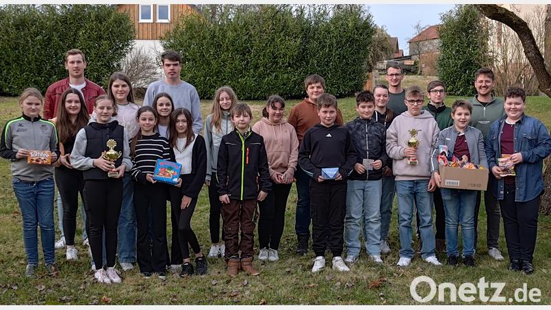 Der Schützenverein St. Georg Etzgersrieth führt das Jugend-Gaudischießen des Grenzgaus Vohenstrauß durch. Die Gewinner der Jungschützen freuen sich über ihre Preise und Pokale. Dazu gratulieren Gaujugendleiter Julius Kellner (links), Schützenmeister Jonas Weiß (rechts) und Sportleiter Christoph Weiß. Bild: gi