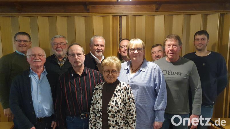 Dem Vorstands- und Beisitzer-Team gratulieren Bürgermeister Ludwig Biller (hinten, Mitte), Rainer Vater (hinten, links) und Johanna Krauß (vorne, Mitte). Bild: bk