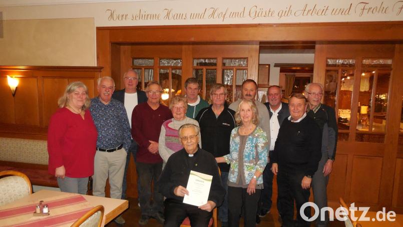 Die Siedlergemeinschaft Ammerthal ehrt langjährige Mitglieder (von links): Erste Vorsitzende Anita Knorr, Josef Prokscha (40 Jahre), Kreisvorsitzender Klaus Bleisteiner, Udo Dievernich, Rosa Schaller, Udo Greiner und Peter Friedrichs (alle 40 Jahre), Alfred Schön (30 Jahre), Ilse Krämer (50 Jahre), Bürgermeister Anton Peter, Günter Schaller (40 Jahre) und Willi Wismeth (50 Jahre); sitzend (von links): Bischöflich Geistlicher Rat Alois Albersdörfer (30 Jahre). Bild: mof