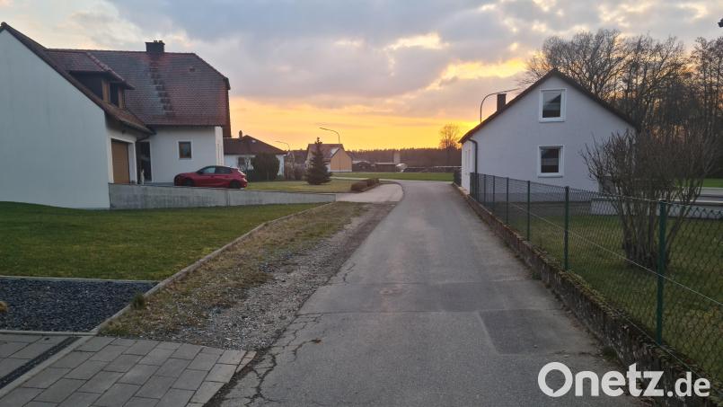 Das Feld neben der Straße soll abgesenkt werden, um Wasser von der Straße in Pechhof zu leiten. Bild: sne