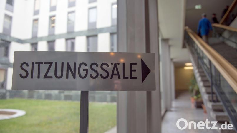 Im Großen Sitzungssaal am Landgericht in Weiden ging es am Dienstag um die vergangenen Urteile gegen die WSW-Angeklagten. Bild: Armin Weigel