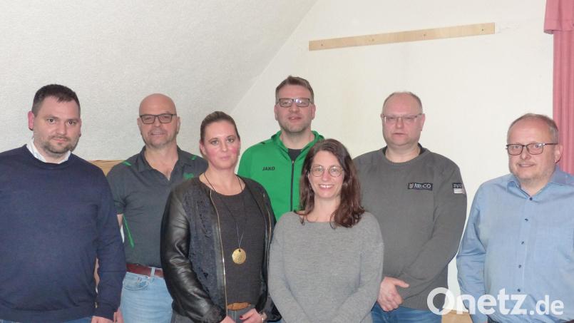 Roland Gebhardt (Zweiter von rechts) folgt auf Helmut Hummer als Kassier, Melanie Skop (Dritte von links) ist neu in der Riege der Beisitzer. Bild: hme