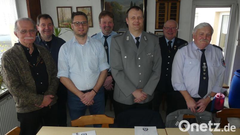 Mit Treuenadeln langjährige Mitgliedschaft wurden (von links) Herbert Habermann, Christian Miller, Andreas Yaus und Robert Sendlbeck ausgezeichnet. Es gratulieren (von rechts) Kreisvorsitzender Peter Lehr, Vorsitzender Martin Reiß und Bürgermeister Alexander Goller. Bild: rn