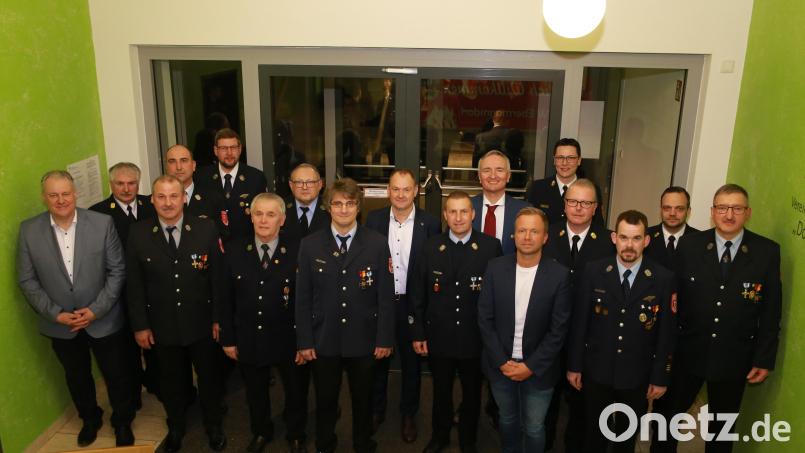 Zahlreiche engagierte Feuerwehrleute hat der Kreisfeuerwehrverband bei seiner Verbandsversammlung in Ebermannsdorf ausgezeichnet. Bild: egl