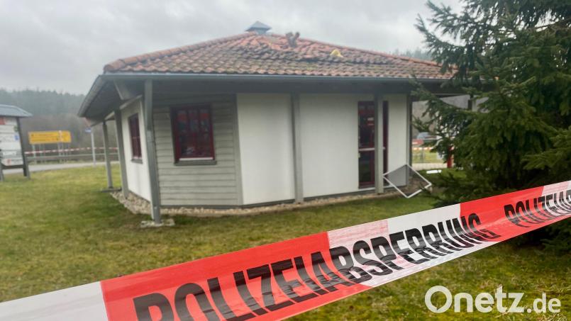 Die Polizei hat das Areal um die Bankfiliale abgesperrt. Bild: glb