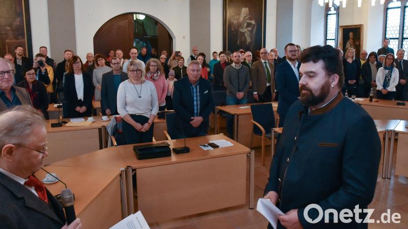 Gerd Geismann (links) nahm als ältestes Mitglied des Sulzbach-Rosenberger Stadtrates den Diensteid des neuen Bürgermeister Stefan Frank (CSU) ab. Der Rathaussaal war proppenvoll mit Stadträten, Mitarbeitern der Verwaltung, Ehrengästen sowie Dutzenden interessierten Bürgern. Bild: Stephan Huber