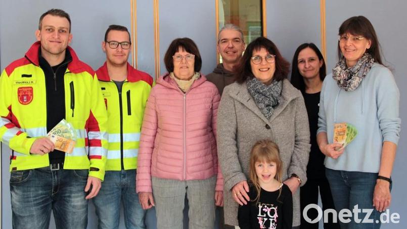 Was die Theatergruppe neben ihren Auftritten noch auszeichnet, ist ihre Spendenfreudigkeit. So überreichen Margit Steger und Gabi Strauß (Dritte und fünfte von links) von der Theatergruppe jeweils 350 Euro an First Responder (Marco Fraunholz, Kevin Goss, von links), an den Förderkreis der Grund- und Mittelschule (Lothar Thumbeck, vierter von links) sowie an das Kinderhaus St. Elisabeth (Daniela Dimler und Bernadette Albersdorfer, von rechts). Bild: exb; Theatergruppe Kirchenthumbach/Gabi Strauß