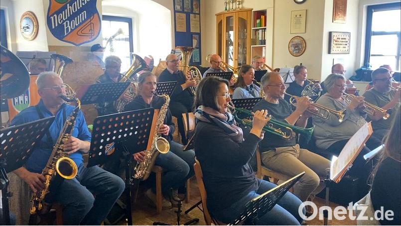 Die Musiker proben bereits eifrig für das Frühjahrskonzert der Blaskapelle Neuhauser Boum am 24. März um 18 Uhr. Bild: Barbara Meinert/exb