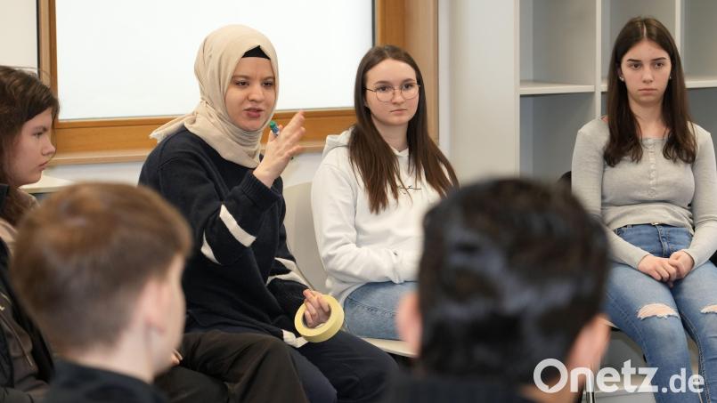 Seda Colek (mit Kopftuch) legt großen Wert auf Multiperspektivität, wenn sie Wirtschaftsschülern den Konflikt im Nahen Osten erläutert. Bild: peg