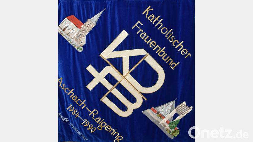 Das Bild zeigt die im April 1990 durch Domvikar Riedl geweihte Fahne des Katholischen Frauenbundes Aschach-Raigering , welche vom ehemaligen Ehrenmitglied Adelheid Auer aus Aschach gestiftet wurde. Bild: sche