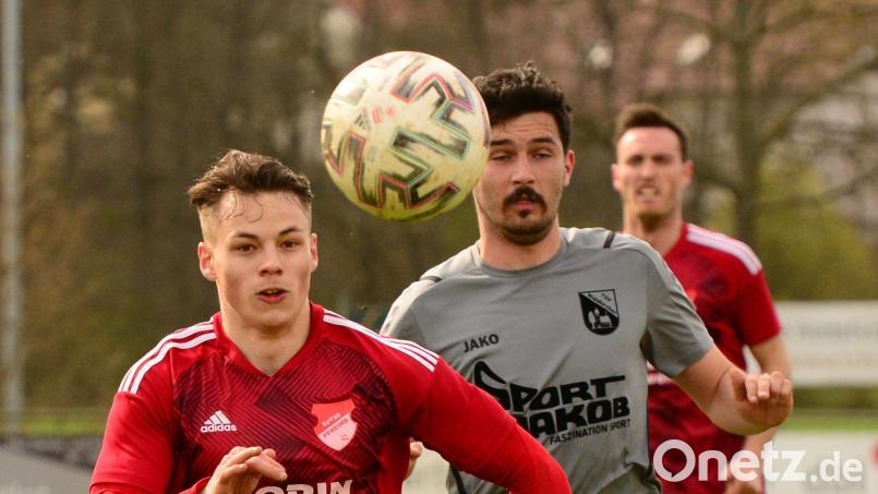 Julian Kiener (links) stürmt kommende Saison für die SpVgg SV Weiden. Bild: ham