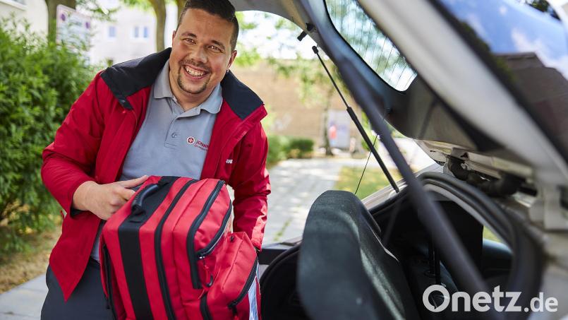 Wenn der Hausnotruf Alarm schlägt, sind die Johanniter-Mitarbeiter im Landkreis Schwandorf mit ihrem Notfall-Rucksack schnell zur Stelle. Bild: Marcus Brodt/exb