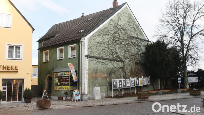 Die Stadt hat das einstige Trommer-Anwesen vor einigen Jahren gekauft, um damit dem Stadtplatz neues Leben einzuhauchen. Jetzt sucht sie selbst einen Käufer. Bild: Gabi Schönberger