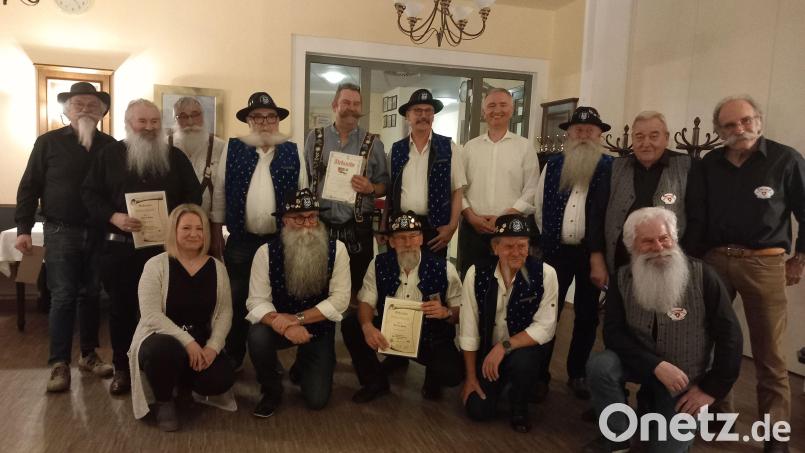 Zahlreiche Mitglieder wurden für langjährige Treue zum Ostbayerischen Bart- und Schnauzerclub geehrt. Bild: Preuß/exb