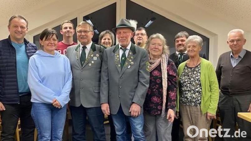 Der neue Schützenmeister Hans Mages (mit Schützenhut) und links daneben sein Vorgänger Wolfgang Würth mit dem fast komplett neuen Vorstand sowie Bürgermeister Anton Kappl (links) und Vizegauschützenmeister Josef Bäumler (Dritter von rechts). Bild: sl