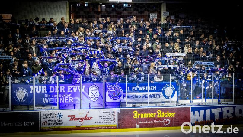 Der Fanclub Penalty ist natürlich auch im Weidener Eisstadion immer stark vertreten. Einige gehen auc h mit den Devils auf Reisen. Bild: Tobias Neubert