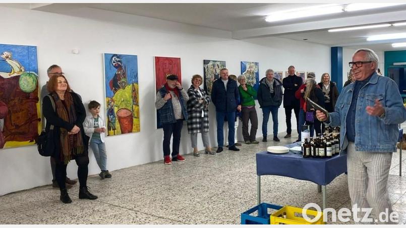 Künstler Jürgen Huber freut sich, dass so viele Gäste zur Vernissage in der neuen &quot;Zukunftswerkstatt Schönsee&quot; gekommen sind. Bild: Cleo Gehlke/exb