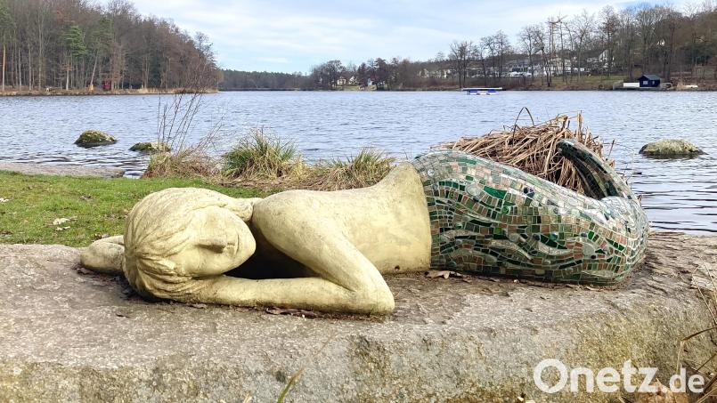 Die schlafende Meerjungfrau am Ufer des Hammersees bezaubert die Betrachter. Bild: Evi Wagner