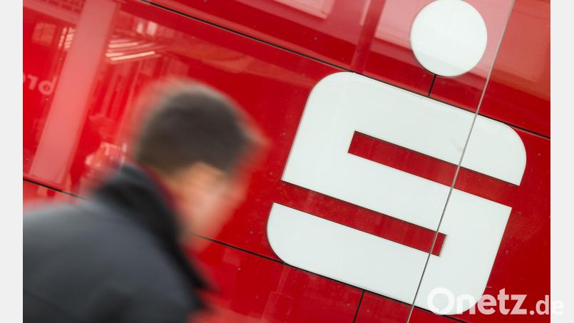Statt ihre Überschüsse in Form höherer Zinsen auf Tagesgelder an ihre Kunden weiterzugeben, stecken die Sparkassen ihre Gewinne in die Risikovorsorge. Symbolbild: Julian Stratenschulte/dpa