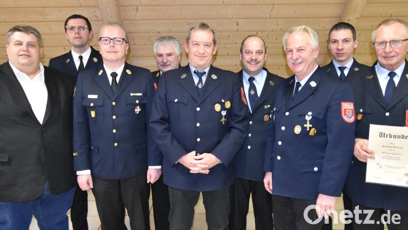 Ehrungen und Verabschiedungen (von links): Bürgermeister Dieter Dehling, Kommandant Thorsten Jobst, Kreisbrandrat Christof Strobl, Kreisbrandinspektor Hans Sperber, Manfred Koller (Verabschiedung als Maschinist), Georg Graf (Verabschiedung 35 Jahre Atemschutzträger), Manfred Herbst (Verabschiedung über 40 Jahre Atemschutzträger), Vorsitzender Michael Maderer und Herbert Vinzens (Ehrung für 60 Jahre Mitgliedschaft) Bild: no