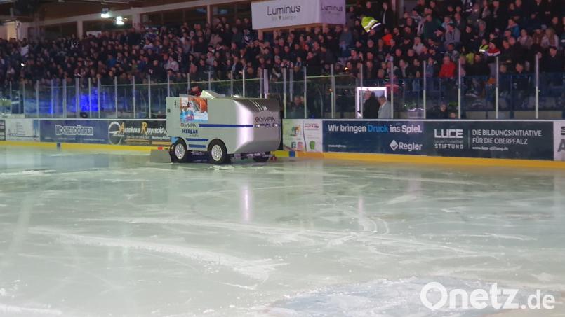 Diese Eismachine war defekt. Deswegen gab es die Spielverzögerung. Bild: mr