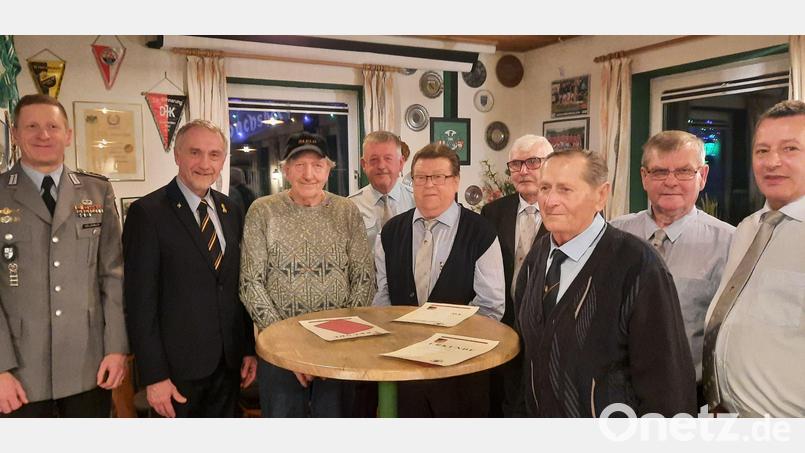 Die langjährigen RK-Mitglieder Alfons Ströhl (Dritter von links), Alfons Graml (Fünfter von links) und Nikolaus Ludwig (Dritter von rechts) werden geehrt. Ihnen gratulieren Oberstabsfeldwebel Günter Hölldobler (links) von der Pateneinheit, Kreisgruppenvorsitzender Bertram Gebhard (Zweiter von links) und. Vorsitzender Peter Friedrichs (Zweiter von rechts). Bild: oe