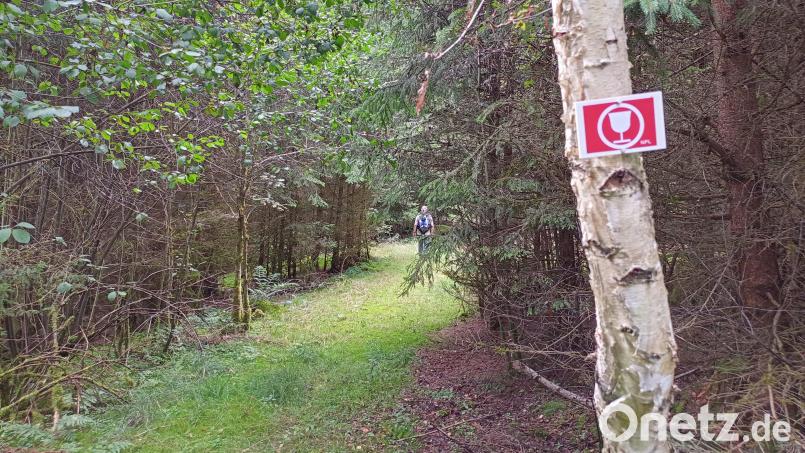 Ein Weinglas auf rotem Grund markiert die Wegstrecke auf dem &quot;Glasschleifererweg&quot; durch den Osten im Landkreis Neustadt/WN. Bild: Hladik