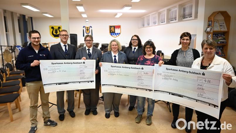 Die Werkvolkkapelle (WVK) Schlicht übergibt Spenden aus dem Erlös ihres Adventskonzerts (von links): Niklas Obermeier (Helfer vor Ort), Andreas Kredler (WVK), Anja Bauer (WVK), Barbara Streit (WVK), Sabine Kredler (WVK), Sonja Schnellinger (Kindergarten St. Martin Schlicht), Melanie Dietrich (Lebenshilfe AS) und Katrin Panek (Lebenshilfe AS). Bild: sak