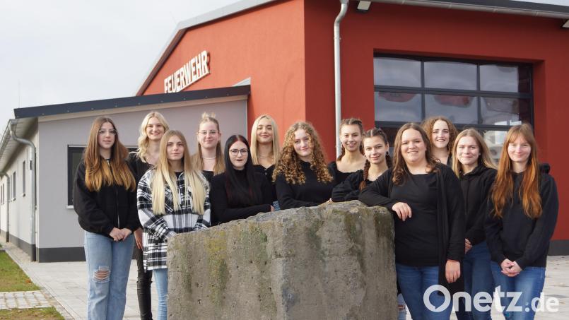 13 Festdamen werden die Feierlichkeiten zum 125-jährigen Bestehen der Feuerwehr Pleußen vom 24. bis zum 27. Mai begleiten. Bild: Feuerwehr Pleußen/exb