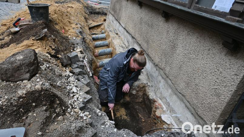 Vor dem Rathaus wird derzeit einen neue Trockenlöschleitung eingebaut. Bei den Grabungen ist auch der Archäologe Dr. Matthias Hoffmann beteiligt. Die schwarze Erde ist die sogenannte Kulturschicht. Bild: Sibylle Sandner, Stadt Amberg/exb