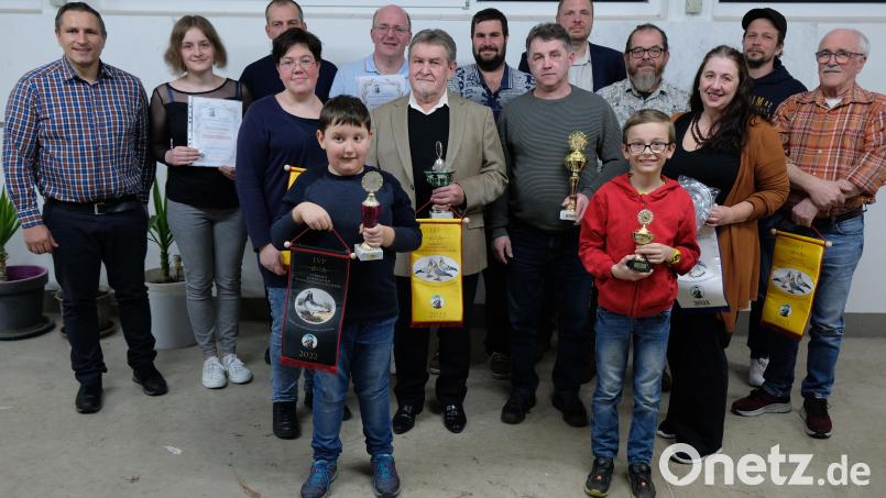 Die Jahreshauptversammlung verbinden die Eschenbacher Kleintierzüchter mit der Ehrung der Champions 2023. Unser Bild zeigt die Vereinsmeister und Sieger bei Ausstellungen auf Bundes-, Landes- und Bezirksebene mit Bürgermeister Marcus Gradl (links) Bild: do