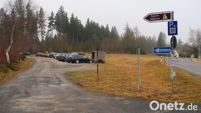 Der Wanderparkplatz Weißenstein bei Hohenhard zählt zu den beliebtesten Ausgangspunkten im Naturpark Steinwald. Bild: bsc