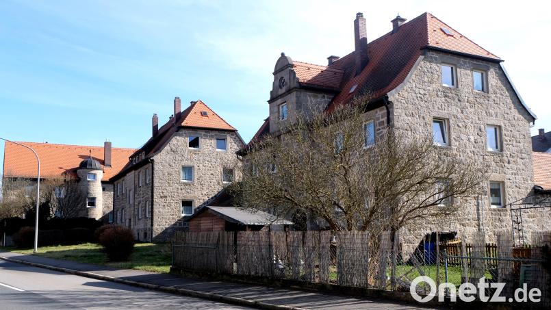 Die Anwesen der Baugenossenschaft „Eigenheim“ in Hardtheim wurden vor rund 100 Jahren aus Flossenbürger Granit gebaut und prägen heute noch das Ortsbild des Ortsteils. Bild: le