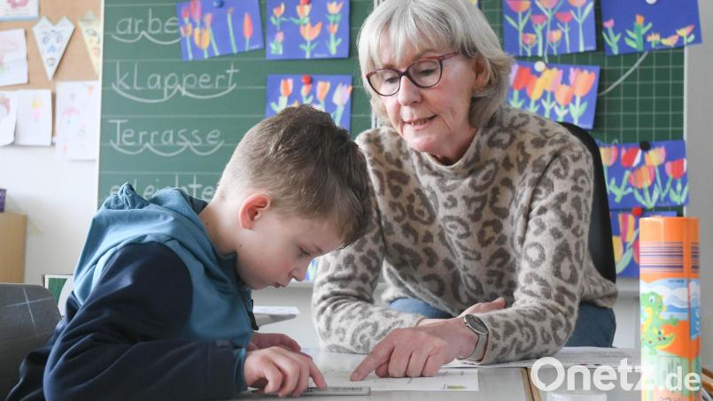 Vorschüler Liam (links) meistert mit Lehrerin Helga Wolframs einen kleinen Test zur Schuleinschreibung. Bild: Gabi Schönberger
