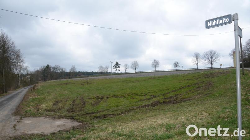 Die Mühlleite in Hammerles wird von der Firma Witron bebaut. Mit der Änderung des Flächennutzungsplan schafft der Marktgemeinderat Parkstein die Grundlagen für einen Bebauungsplan für das Areal. Dort soll ein Wohngebiet für Mitarbeiter des Unternehmens entstehen. Bislang sind in der Flur nur unbefestigte Straßen zu finden. Bild: bey