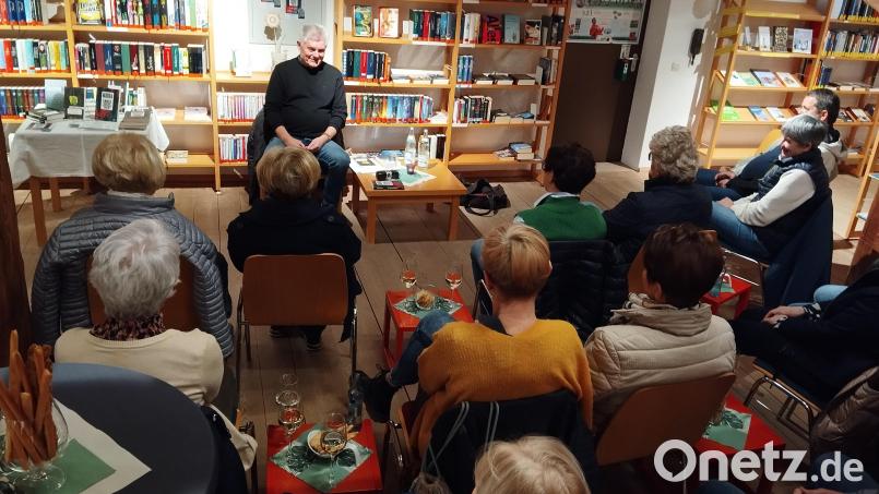Autor Raimund Mader las in der Stadtbücherei Waldsassen aus seinem neuesten Krimi „Engel und der Fluch des Golem“ vor. Bild: Stadtbücherei Waldsassen/exb