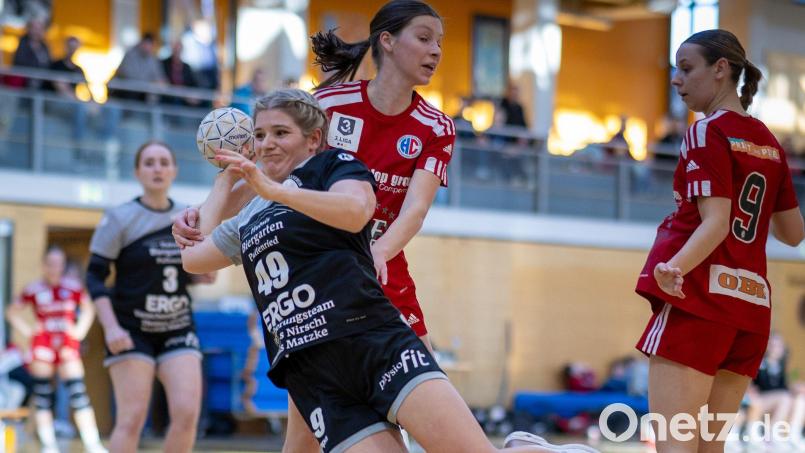 Susanne Hauser setzt sich am Kreis durch: Die Oberviechtacher Handballerinnen sind beim HC Forchheim gefordert. Archivbild: Guenter Uschold