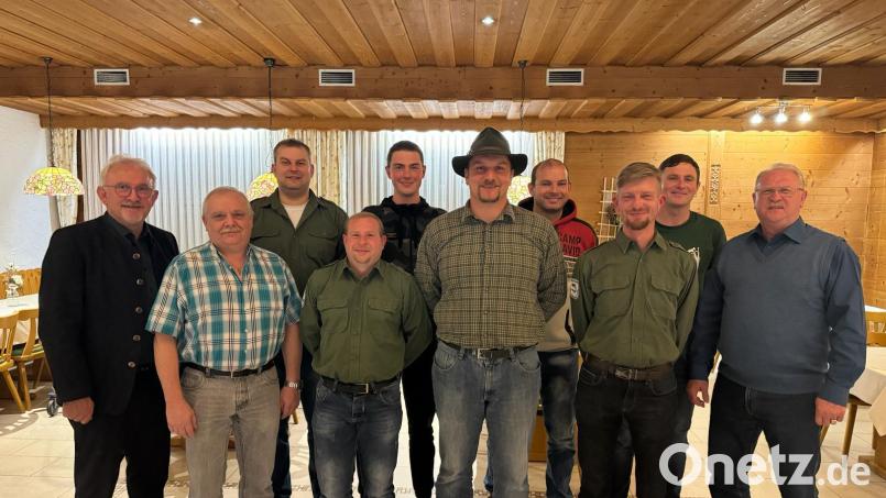 Bürgermeister Rudolf Schopper gratuliert dem gewählten Vorstand mit Heiko Engelbrecht, Stefan Hilgenfeld, Benjamin Bonczyk, Christoph Häring, Josef Schönberger, Markus Mois, Andreas Völkl, Maximilian Würth und Josef Bonczyk (von links). Bild: Gerald Bublat/exb
