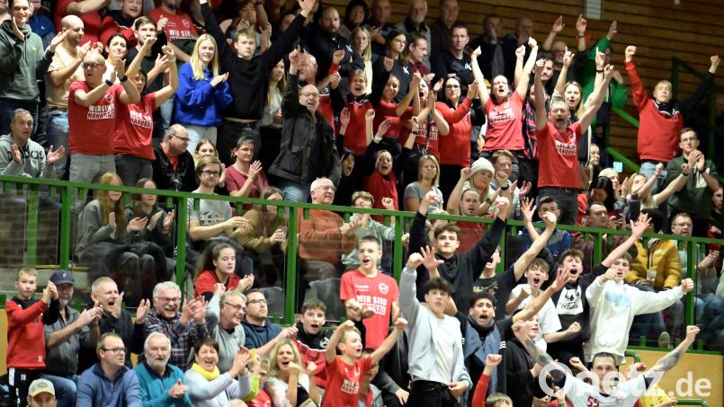 Tollhaus Krötenseehalle: Die Fans des HC Sulzbach bejubelten Ende November des vergangenen Jahres den 36:32-Erfolg ihres Teams im Bezirksoberliga-Derby gegen die HG Amberg. Das Rückspiel steht nun am Samstagabend in der GMG-Dreifachhalle in Amberg an. Archivbild: Hubert Ziegler