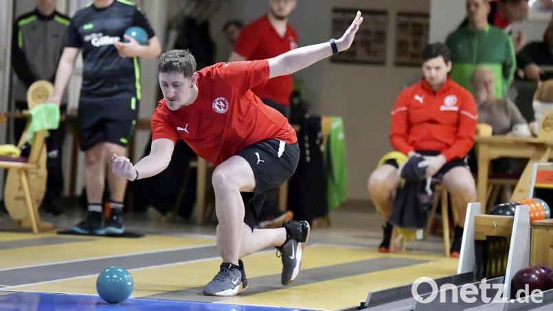 Dominik Scharf zieht seinen Wurf konzentriert durch: Die Hirschauer Zweitliga-Kegler wollen mit einem Sieg bei Spitzenreiter Regensburg im Titelkampf die Spannung hochhalten. Bild: Hubert Ziegler