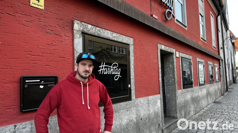 &quot;Hashtag&quot;-Betreiber Daniel &quot;Daniko&quot; Zienert vor seinem Lokal. Aufgrund vieler Polizeieinsätze im Zusammenhang mit der Diskothek müsste er um 2.30 Uhr zusperren. Bild: Leon Karwath