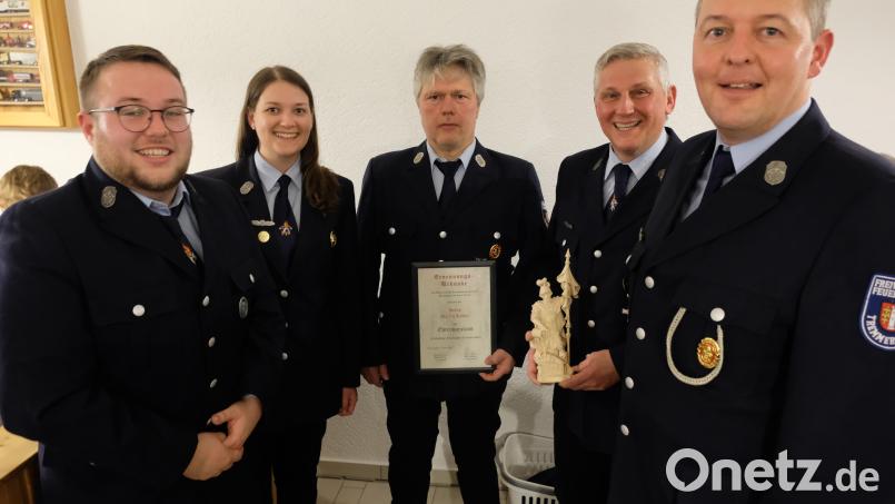 Im Rahmen der Generalversammlung ernennt der bisherige Vorsitzende Michael Rodler (Zweiter von rechts) seinen Namensvetter Martin Rodler (Bildmitte) zum Ehrenvorsitzenden der Tremmersdorfer Wehr. Es gratulierten (von links) Zweiter Vorsitzender Jonas Schleicher, die neue Vorsitzende Helena Diepold und Kommandant Markus Hefner. Bild: do