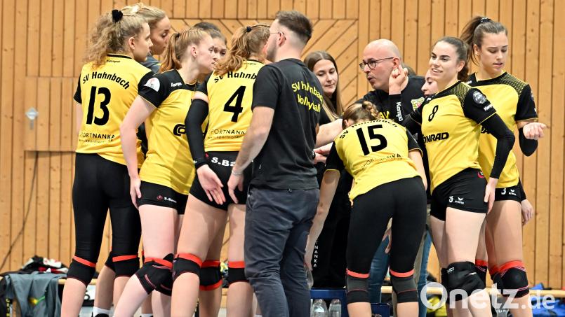 Die Volleyballdamen des SV Hahnbach schören sich auf den Doppelspieltag ein. Bild: Hubert Ziegler