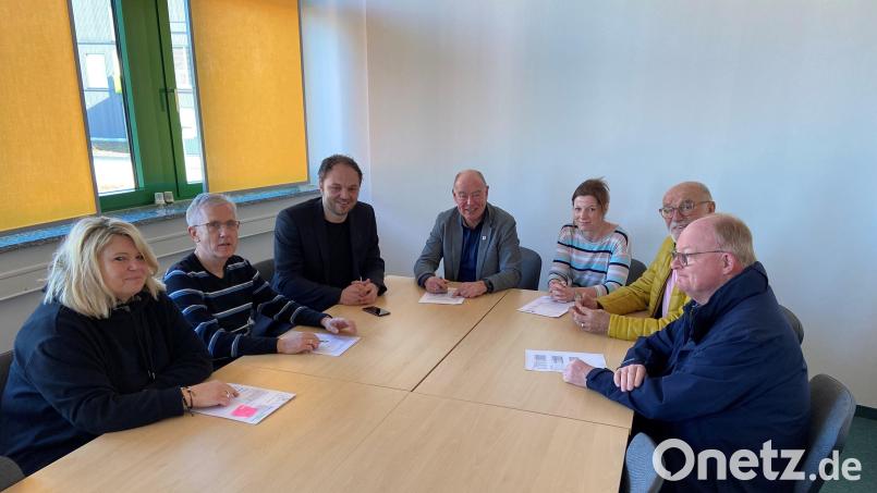 Die Elternbeiträge für die Kindergärten in der Gemeinde Kümmersbruck werden angehoben. Dieser Schritt wird bei einer Gesprächsrunde im Rathaus besprochen (von links): Claudia Reinisch (Kindergarten St. Nikolaus, Theuern), Michael Hopke (Kirchenverwaltung Theuern), Michael Trummer (Caritasverband Amberg-Sulzbach), Bürgermeister Roland Strehl, Carina Dengler (Gemeinde Kümmersbruck), Alois Schwanzl und Pfarrer Wolfgang Bauer (Kirchenverwaltung Kümmersbruck). Bild: Wolfgang Roggenhofer/exb